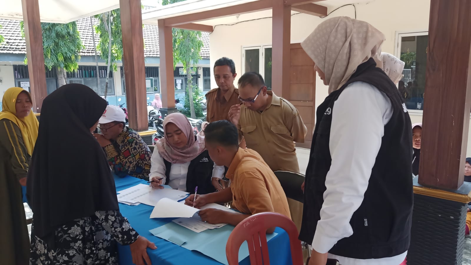 pemberian-bantuan-pangan-di-desa-tanjung-oleh