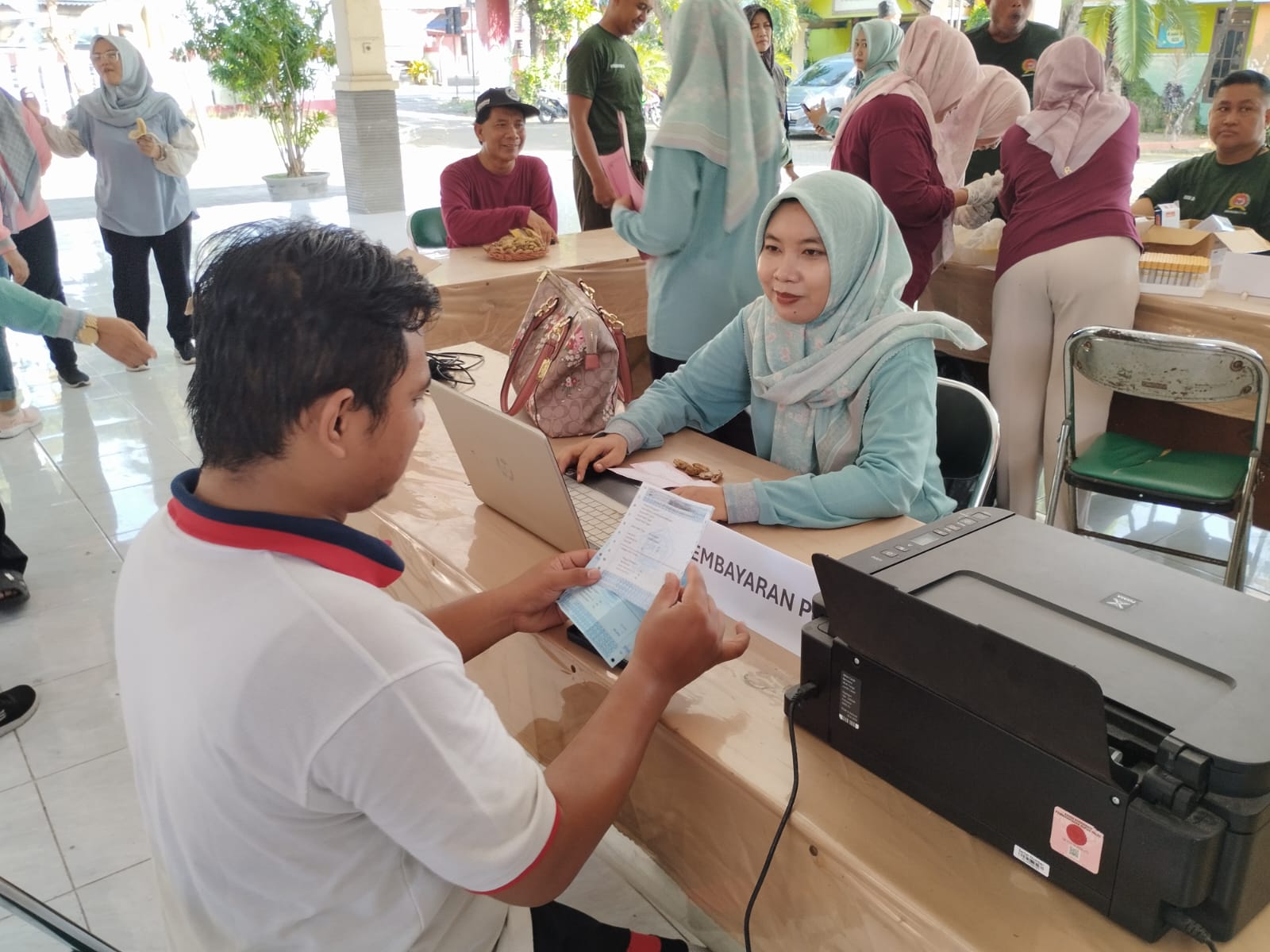 pelaksanaan-inovasi-kecamatan-kedamean-sehat-pak-senam-cek-kesehatan-dan-pembayaran-pajak