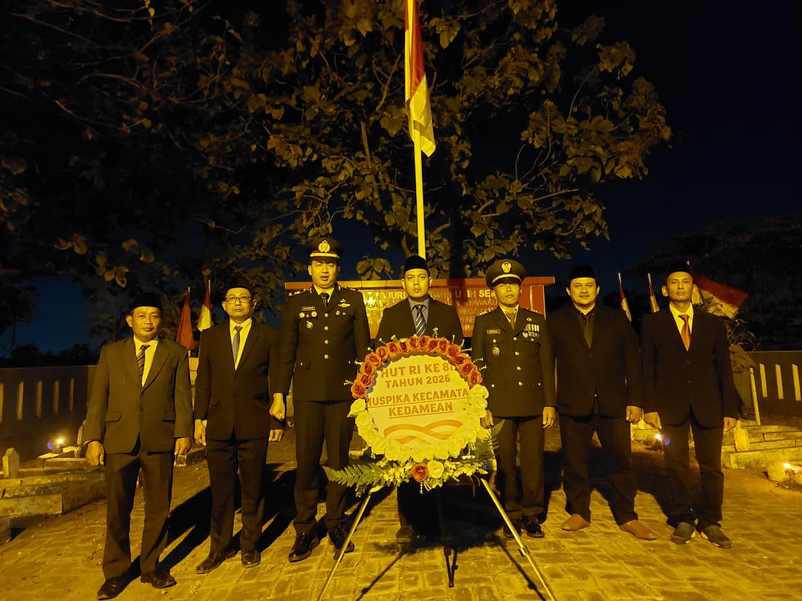 muspika-kecamatan-kedamean-melaksanakan-upacara-apel-kehormatan-dan-renungan-suci-dalam-rangka-peringatan-hut-ri-ke-81