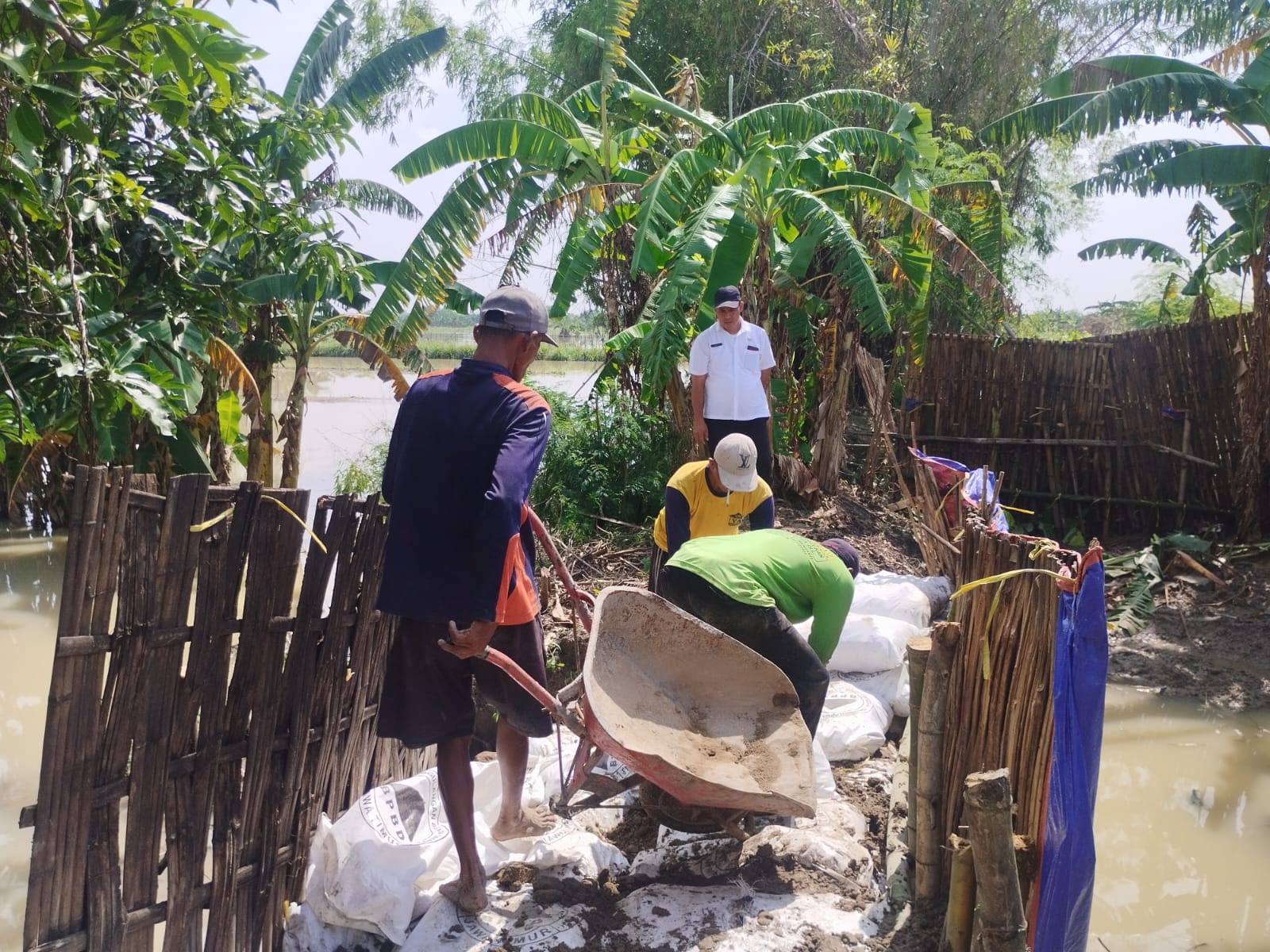 perbaikan-tanggul-jebol-penyebab-banjir-dusun-gempol-desa-lampah